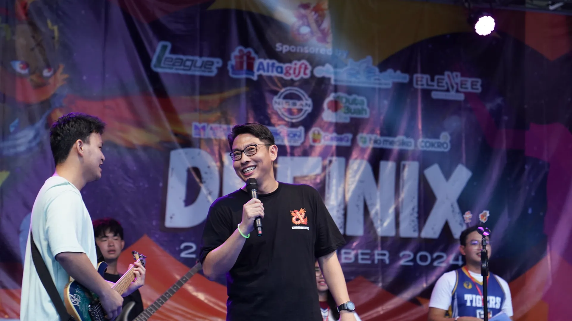 Kepala sekolah Santa Laurensia memberi sambutan