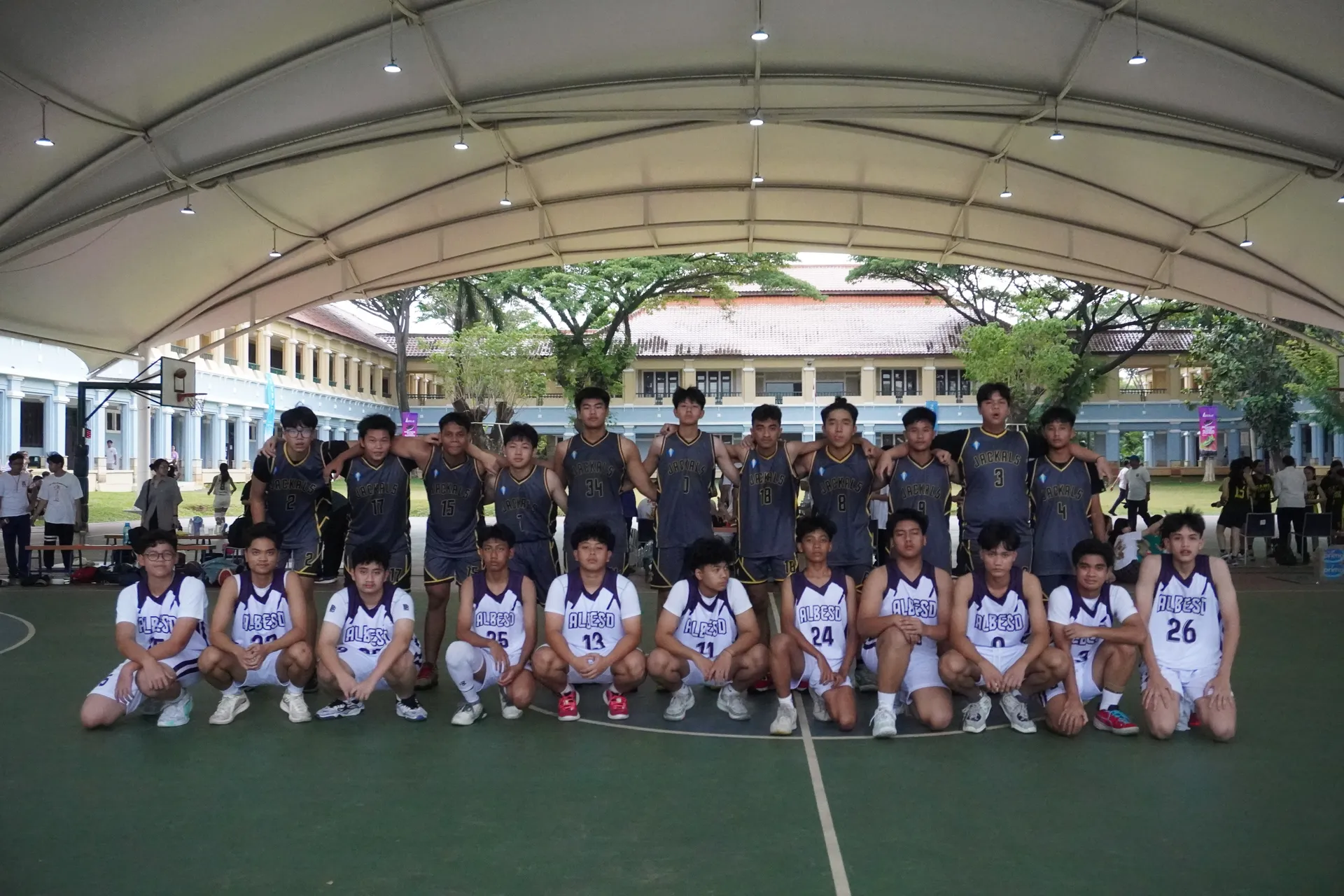 Foto bersama setelah pertandingan basket