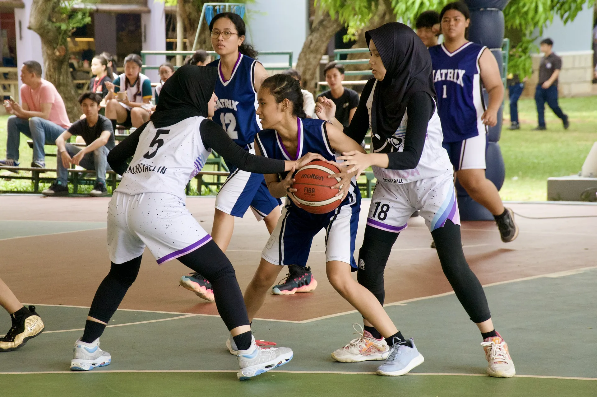 Pemain basket terkepung tapi masih berjuang